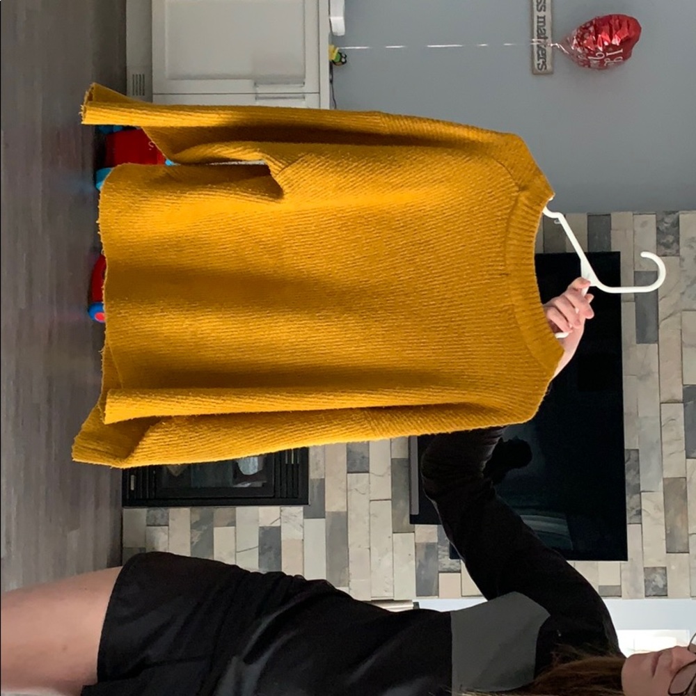 Yellow sweater - Picture 2 of 2